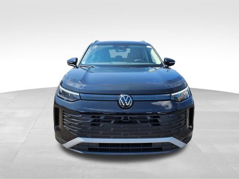 New 2025 Volkswagen Tiguan SE image 2