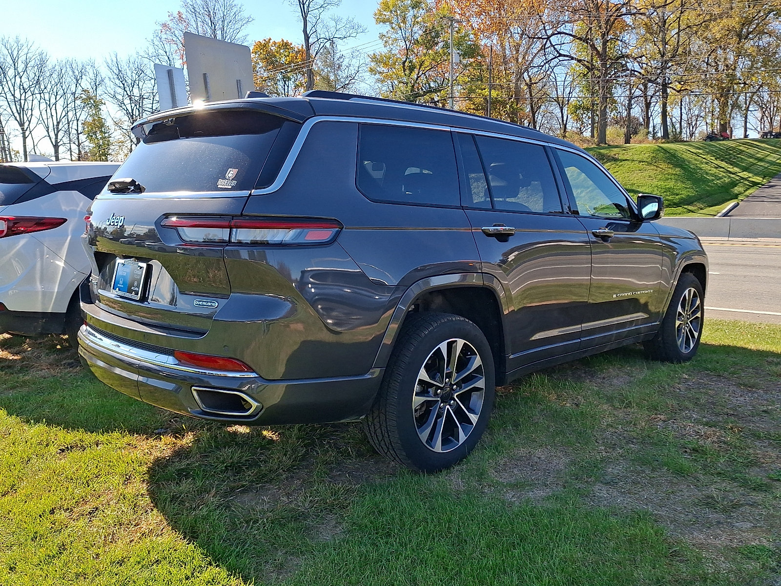 Used 2021 Jeep Grand Cherokee L Overland w/ Luxury Tech Group IV AWD/4WD image 6