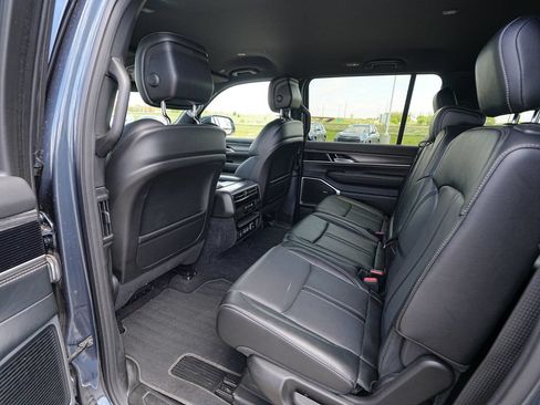 Used 2024 Jeep Wagoneer L Series III w/ Flexible Seating Group AWD/4WD image 18