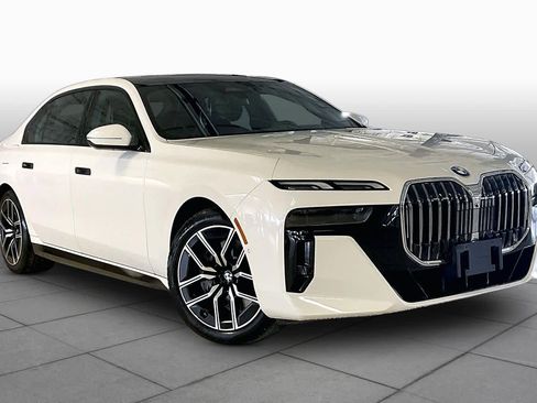 Used 2025 BMW 740i xDrive AWD/4WD image 2