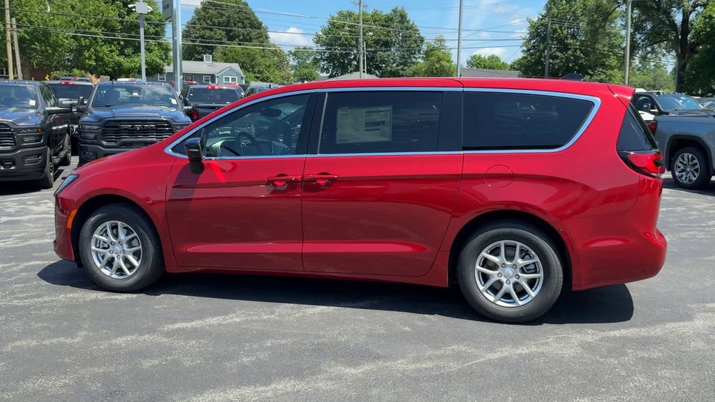 New 2027 Chrysler Pacifica Select FWD image 4