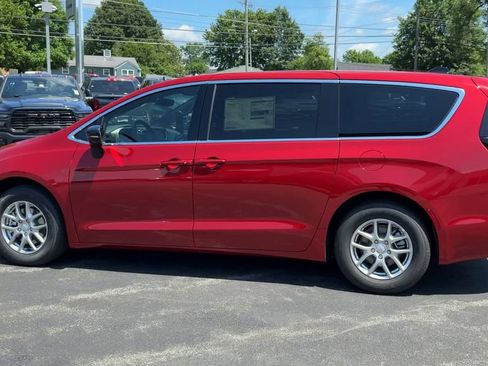 New 2027 Chrysler Pacifica Select FWD image 4