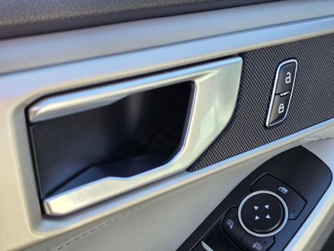 Used 2022 Ford Explorer XLT image 22