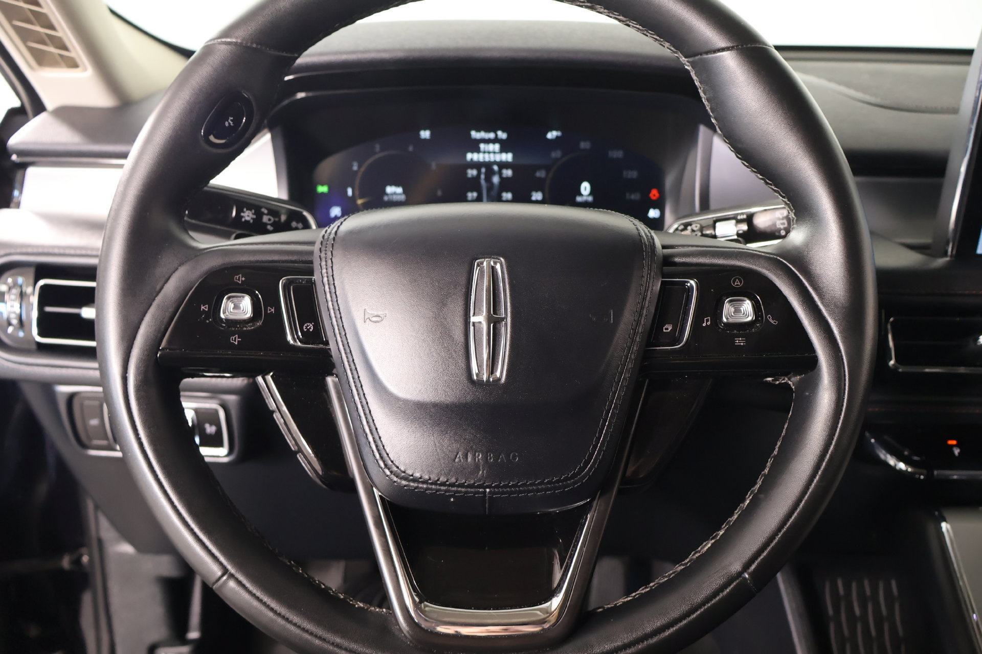 Used 2023 Lincoln Aviator 2WD image 3