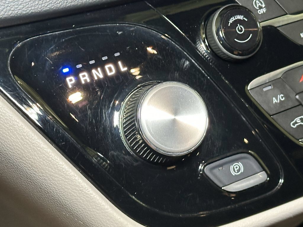 Used 2024 Chrysler Pacifica Touring-L FWD image 35