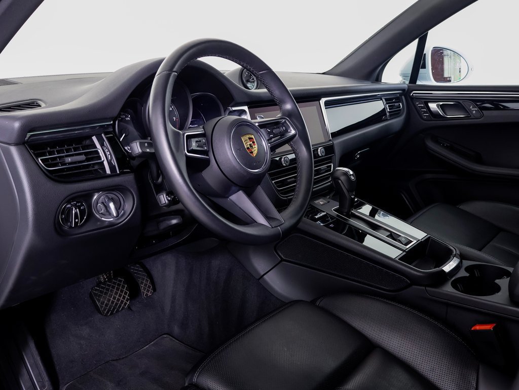 Certified 2025 Porsche Macan AWD/4WD image 4
