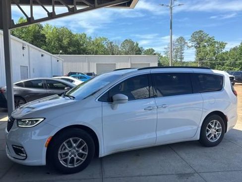 Used 2022 Chrysler Pacifica Touring-L FWD image 2