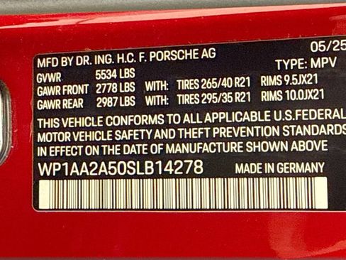 Certified 2025 Porsche Macan AWD/4WD image 35
