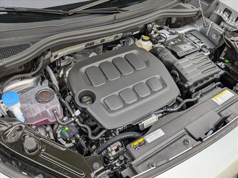 New 2025 Volkswagen Tiguan SE image 17