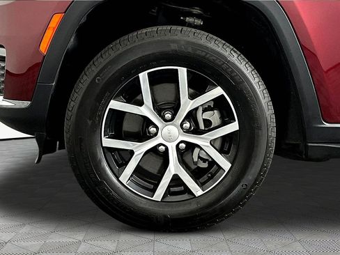 Used 2025 Jeep Grand Cherokee L Limited w/ Trailer Tow Package AWD/4WD image 31