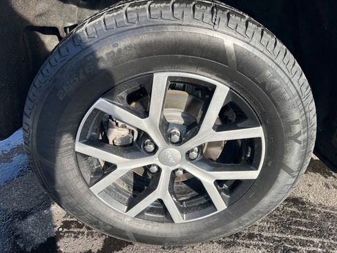 Used 2024 Jeep Grand Cherokee Limited image 9