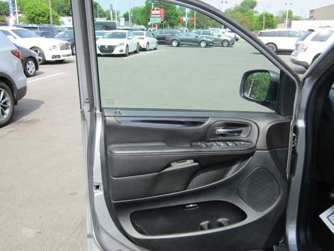 Used 2018 Dodge Grand Caravan SE FWD image 8