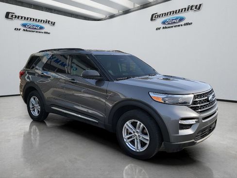 Used 2022 Ford Explorer XLT w/ Equipment Group 202A image 3