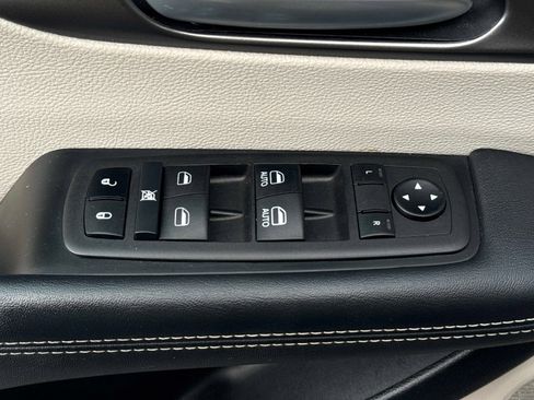 Used 2024 Chrysler Pacifica Touring-L image 21