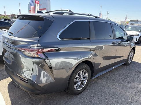 Used 2025 Toyota Sienna XLE w/ XLE Plus Package FWD image 11