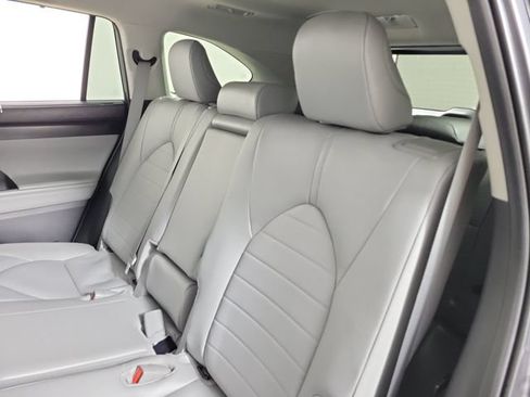 Used 2025 Toyota Highlander XLE FWD image 13