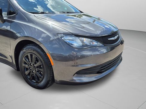 Used 2018 Chrysler Pacifica L FWD image 34