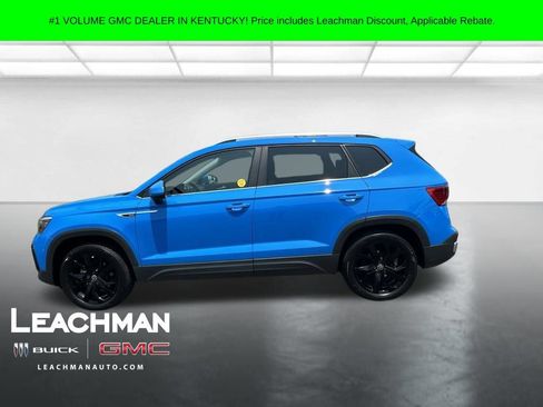 Used 2022 Volkswagen Taos SE FWD image 2