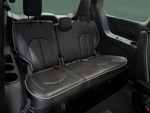 Used 2025 Chrysler Pacifica Limited FWD image 15