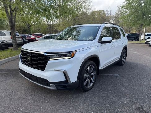 Certified 2025 Honda Pilot Touring image 3