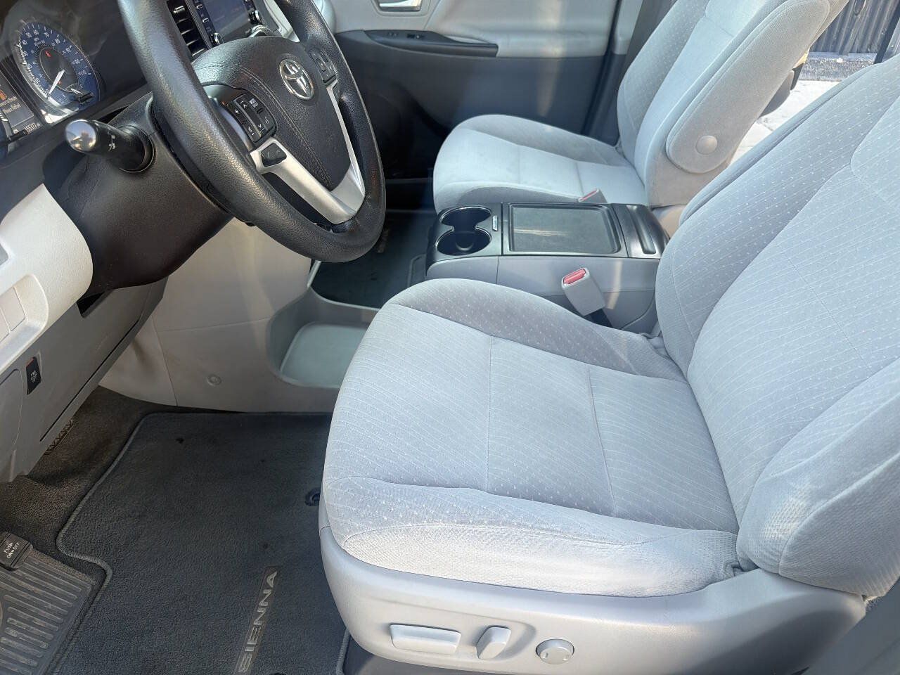 Used 2018 Toyota Sienna LE w/ Carpet Mat Package FWD image 15