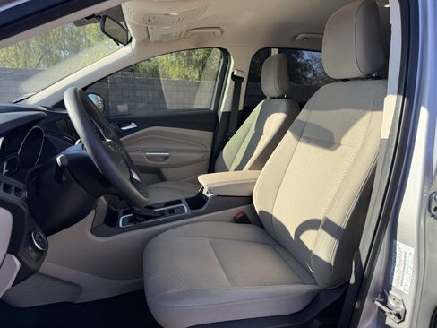 Used 2019 Ford Escape SE image 12