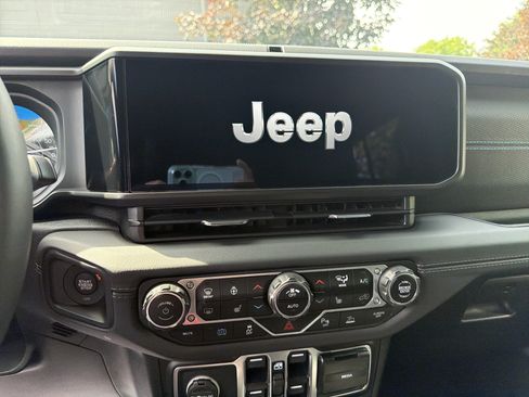 Certified 2025 Jeep Wrangler Unlimited Rubicon 4xe AWD/4WD image 22