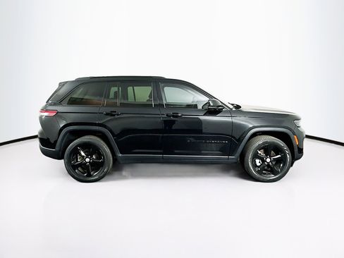Used 2023 Jeep Grand Cherokee Limited w/ Black Appearance Package image 10
