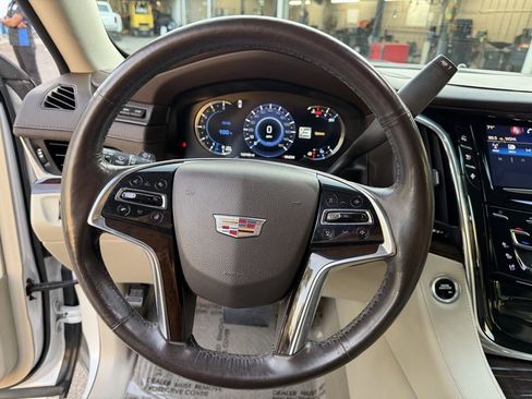 Used 2016 Cadillac Escalade Luxury image 17