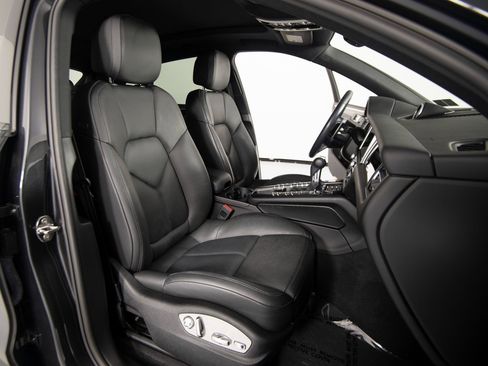 Certified 2021 Porsche Macan image 32