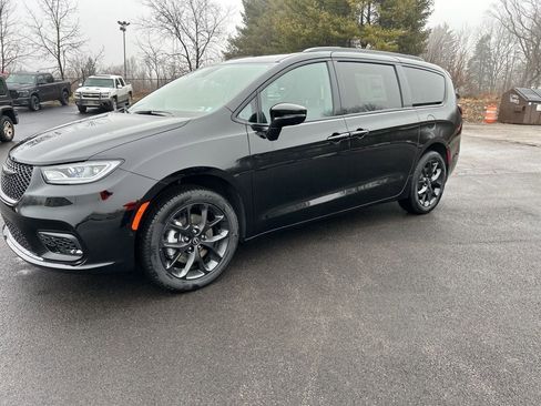 New 2026 Chrysler Pacifica Select image 1