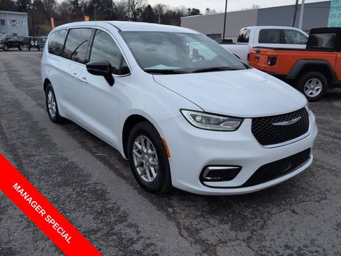 New 2026 Chrysler Pacifica Select FWD image 2