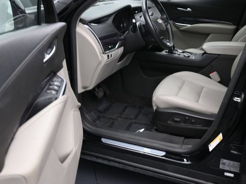 Used 2022 Cadillac XT4 Luxury w/ Driver Awareness Package FWD image 9