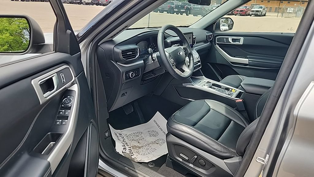 Used 2024 Ford Explorer XLT w/ Equipment Group 202A AWD/4WD image 8