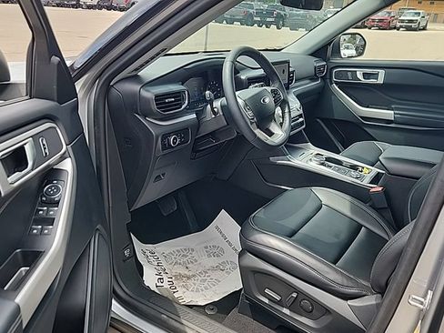 Used 2024 Ford Explorer XLT w/ Equipment Group 202A AWD/4WD image 8