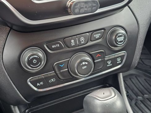 Used 2019 Jeep Cherokee Latitude Plus AWD/4WD image 24