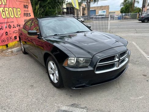 Used 2012 Dodge Charger SE RWD image 3