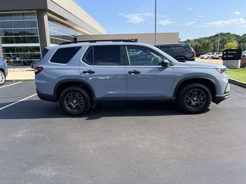 Used 2025 Honda Pilot TrailSport image 2