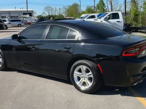 Used 2021 Dodge Charger SXT w/ Leather Interior Group RWD image 6