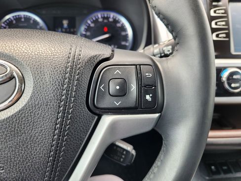Used 2016 Toyota Highlander XLE FWD image 28