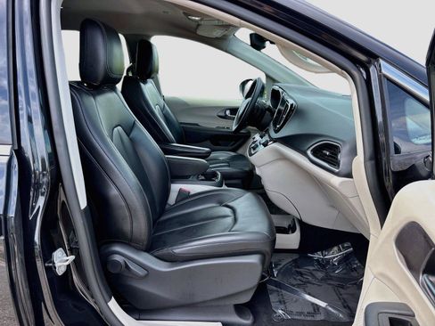 Used 2023 Chrysler Pacifica Touring-L FWD image 28