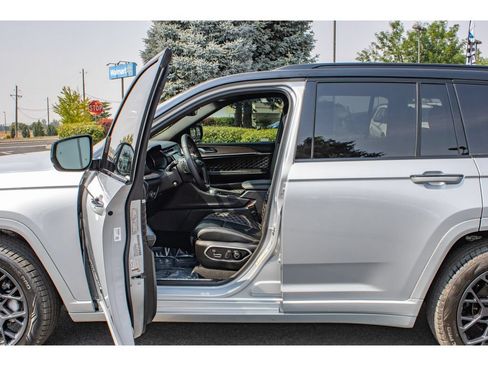Used 2025 Jeep Grand Cherokee Summit w/ Obsidian Package AWD/4WD image 27