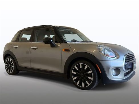 Used 2018 MINI Cooper 4-Door Hardtop image 9