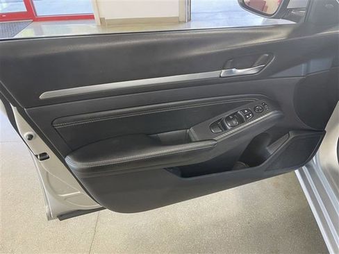Used 2019 Nissan Altima 2.5 SV image 11