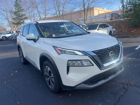 Used 2023 Nissan Rogue SV image 3