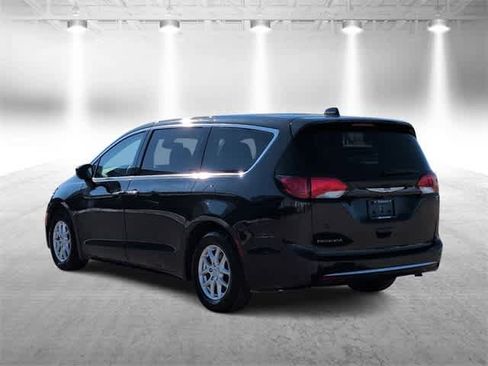 Used 2020 Chrysler Pacifica Touring image 6