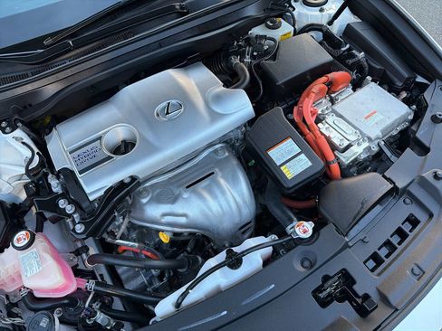 Used 2017 Lexus ES 300h w/ Luxury Package image 15