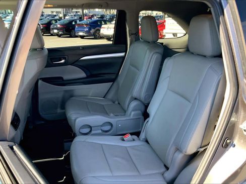 Used 2019 Toyota Highlander XLE image 21