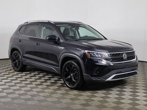 Used 2023 Volkswagen Taos SE w/ Panoramic Sunroof Package image 2