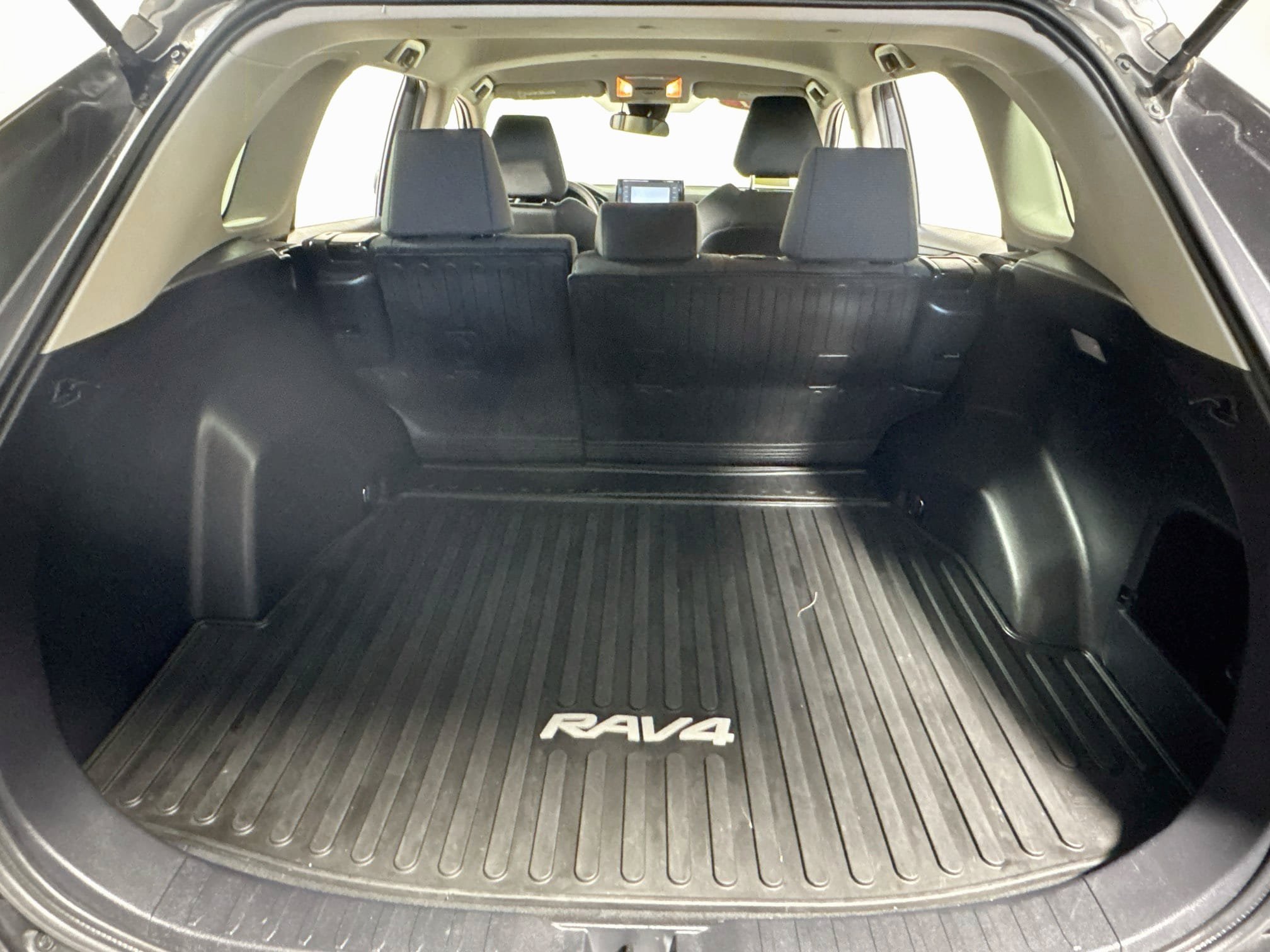 Used 2021 Toyota RAV4 LE AWD/4WD image 22
